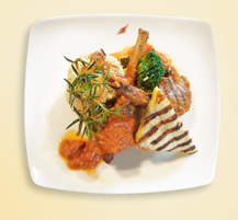 Angerichtet mit Mirchi Baingan Ka Salan und Minzchutney, garniert mit Nüssen und Rosinen